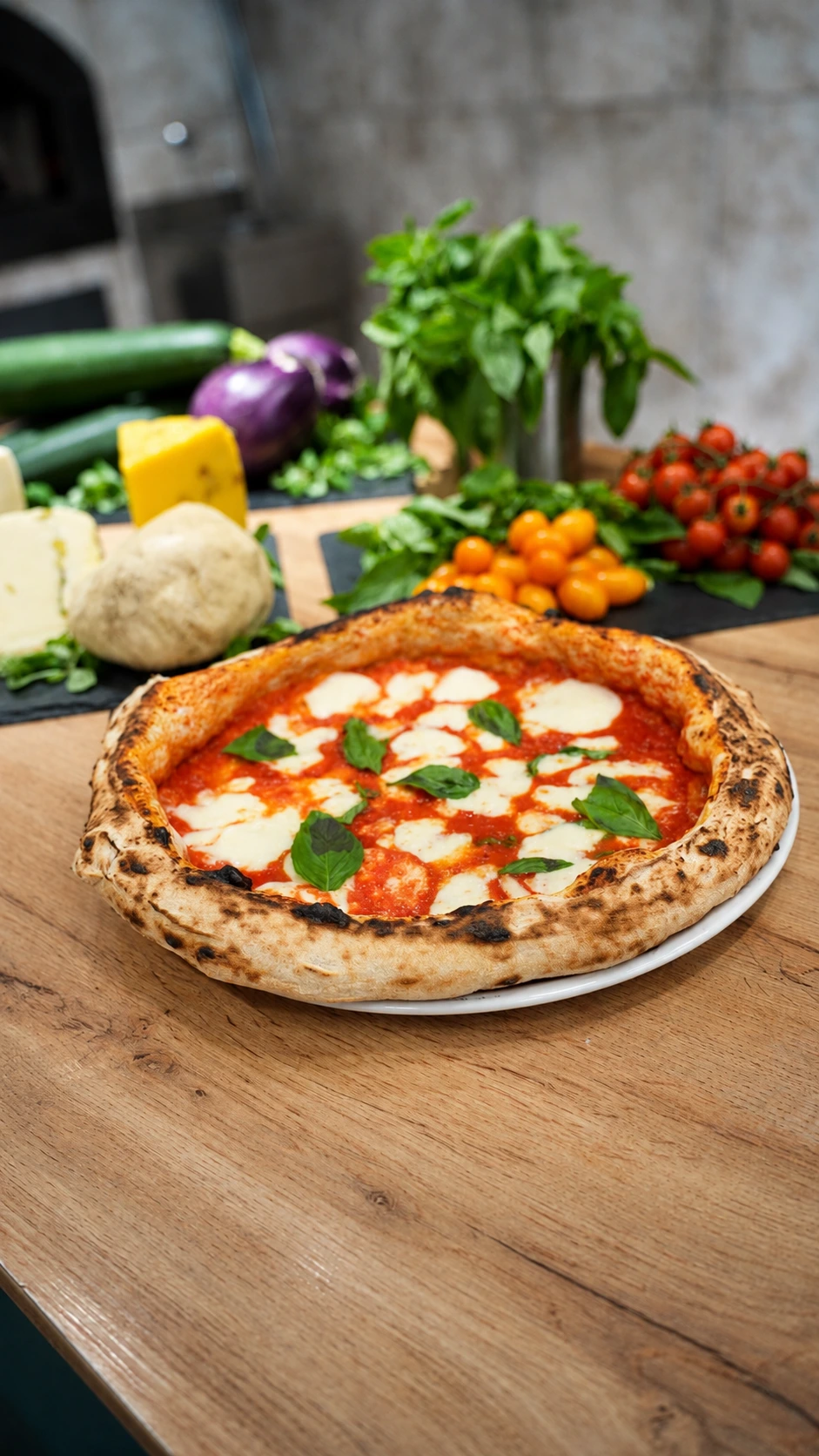 Pizza margherita con cornicione lavorato con cura